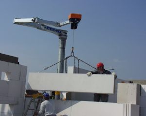 An Layher Mauerbühnen sind Steinversetzkräne mit Knickausleger einfach über die Staplerschuhe zu befestigen.